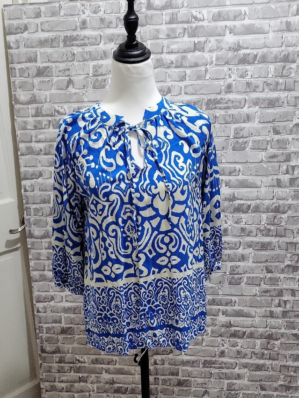 entro Blue and White Boho Printed Tie-Neck Tunic, Womens S, 3/4 Elastic Sleeves